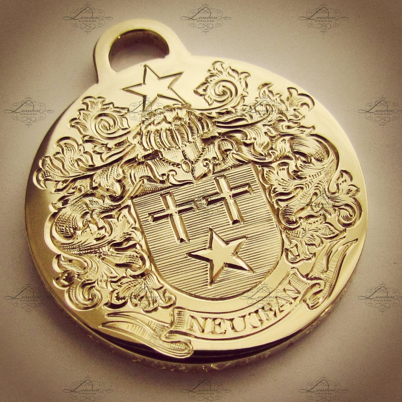 Yellow gold round pendant surface engraved with a Coat of Arms