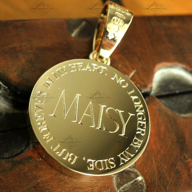 Yellow gold pendant, 25mm wide with jumpring, hand engraved with an inscription in Roman font. Maisy